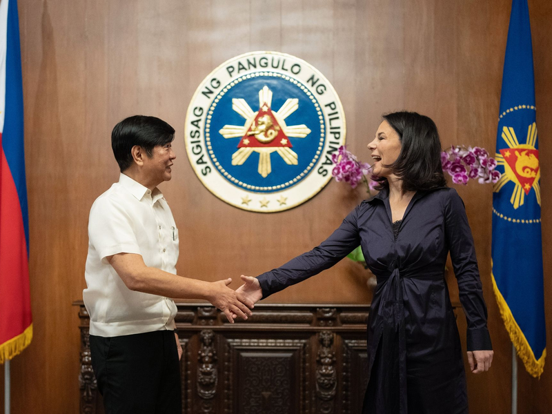 Bundesaußenministerin Annalena Baerbock wird in Manila von Präsident Ferdinand Marcos Jr. empfangen. - Foto: Michael Kappeler/dpa
