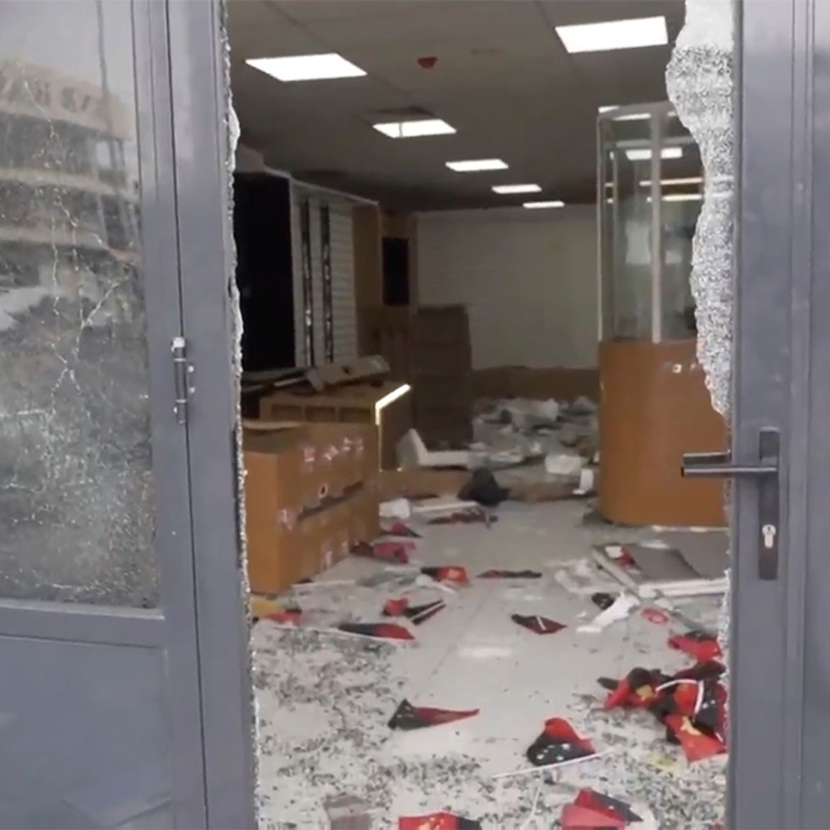 Ein geplünderter Laden in Port Moresby. - Foto: Uncredited/Australian Broadcasting Corp/AP/dpa