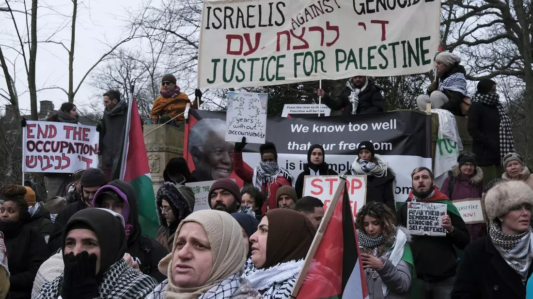 Auch Unterstützer Israels versammelten sich vor dem Internationalen Gerichtshof in Den Haag. - Bild: Patrick Post/AP/dpa