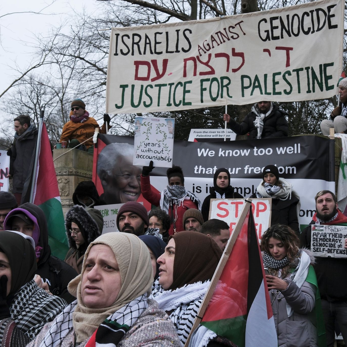 Auch Unterstützer Israels versammelten sich vor dem Internationalen Gerichtshof in Den Haag. - Foto: Patrick Post/AP/dpa