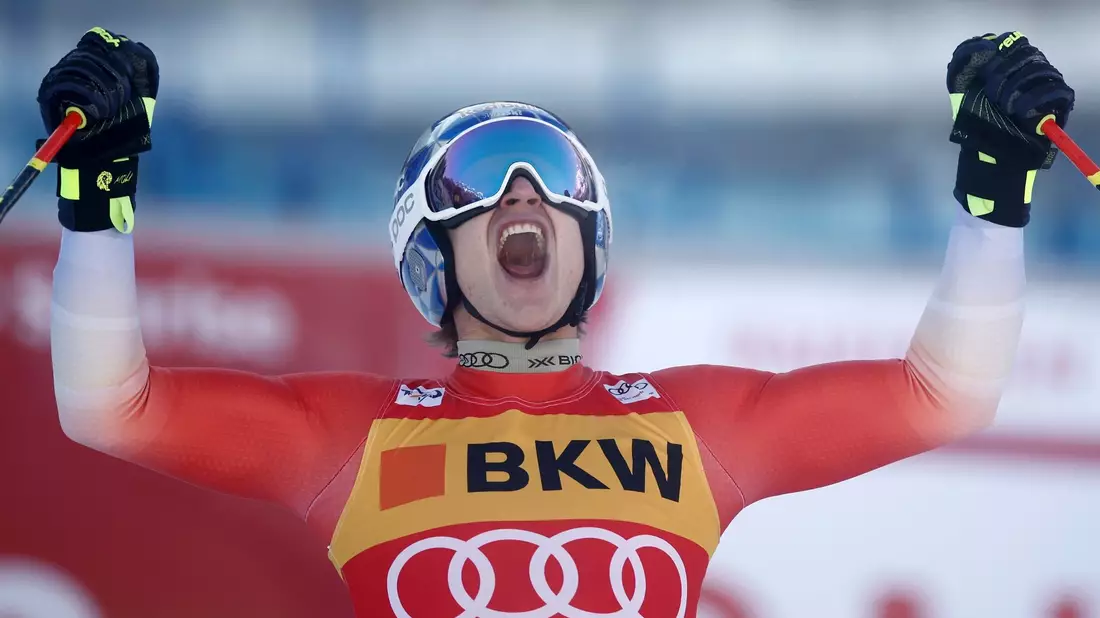 Marco Odermatt aus der Schweiz jubelt im Zielbereich. - Bild: Gabriele Facciotti/AP/dpa