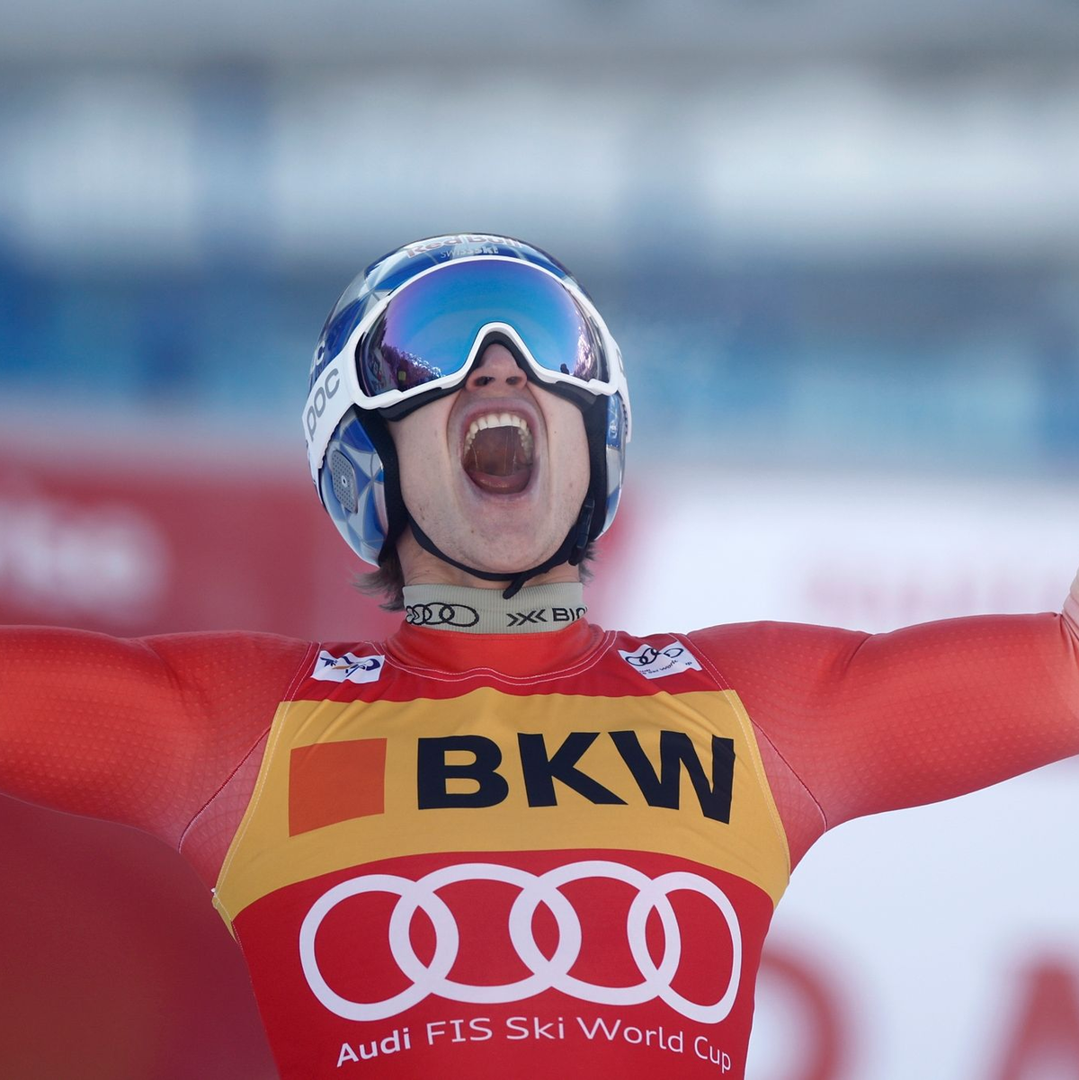 Marco Odermatt aus der Schweiz jubelt im Zielbereich. - Foto: Gabriele Facciotti/AP/dpa