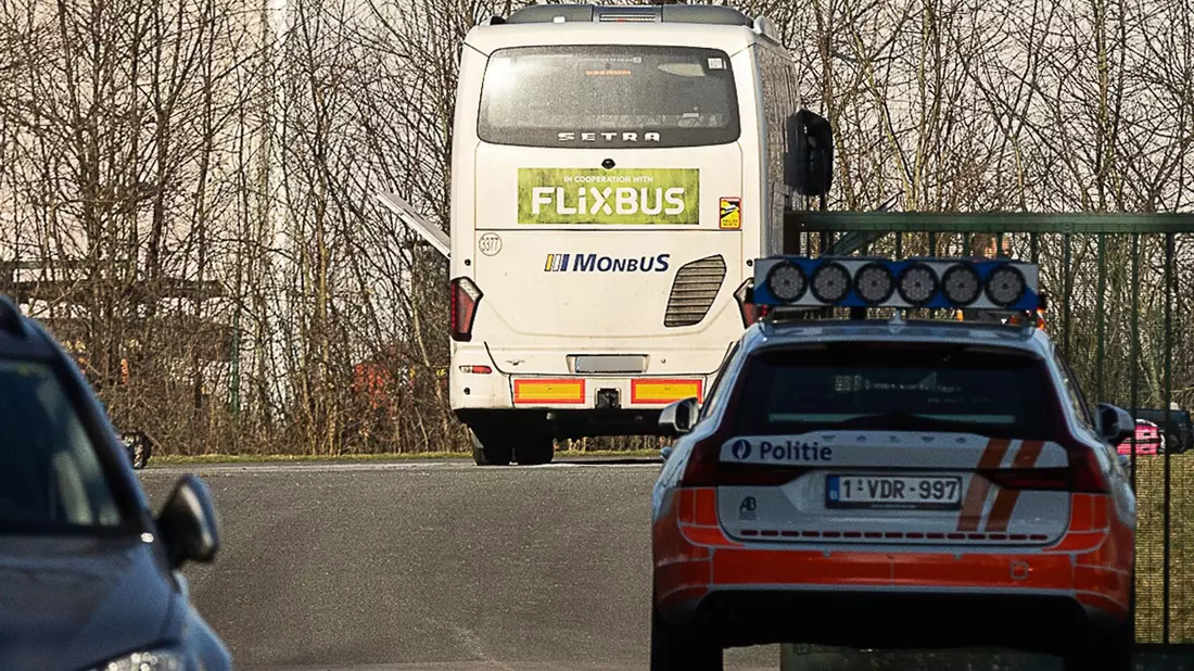 Die Behörden stoppten den Flixbus nahe der Stadt Gent. - Bild: James Arthur Gekiere/Belga/dpa