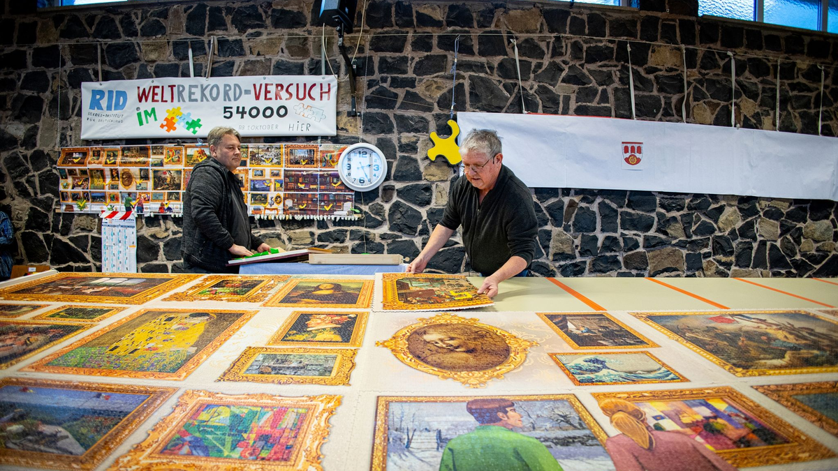 Hans-Josef Schaadt legt letzte Hand an sein Rekord-Puzzle. - Foto: Laszlo Pinter/dpa