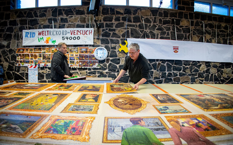 Hans-Josef Schaadt legt letzte Hand an sein Rekord-Puzzle. - Foto: Laszlo Pinter/dpa