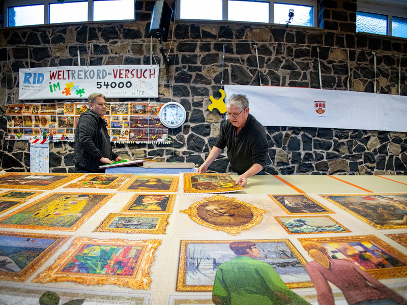 Hans-Josef Schaadt legt letzte Hand an sein Rekord-Puzzle. - Foto: Laszlo Pinter/dpa