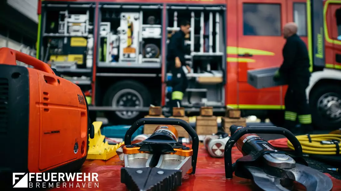 FW Bremerhaven: Einsatz auf Autofrachter - Bild: presseportal.de