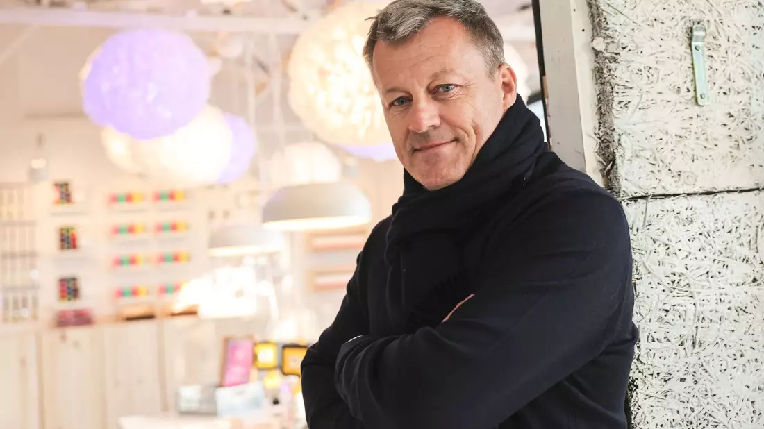 Ikea-Chef Jesper Brodin spricht über Preissenkungen beim schwedischen Möbelhaus. - Bild: Oliver Berg/dpa