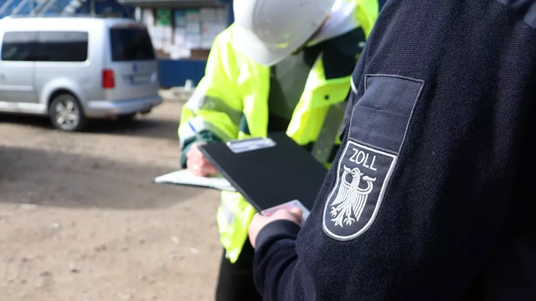 HZA-MS: Zoll Münster: Drei Kontrollen ‒ drei verschiedene Branchen ‒ dreimal Schwarzarbeit Arbeitnehmer in Münster und im Kreis Steinfurt hielten sich illegal in Deutschland auf - Bild: presseportal.de