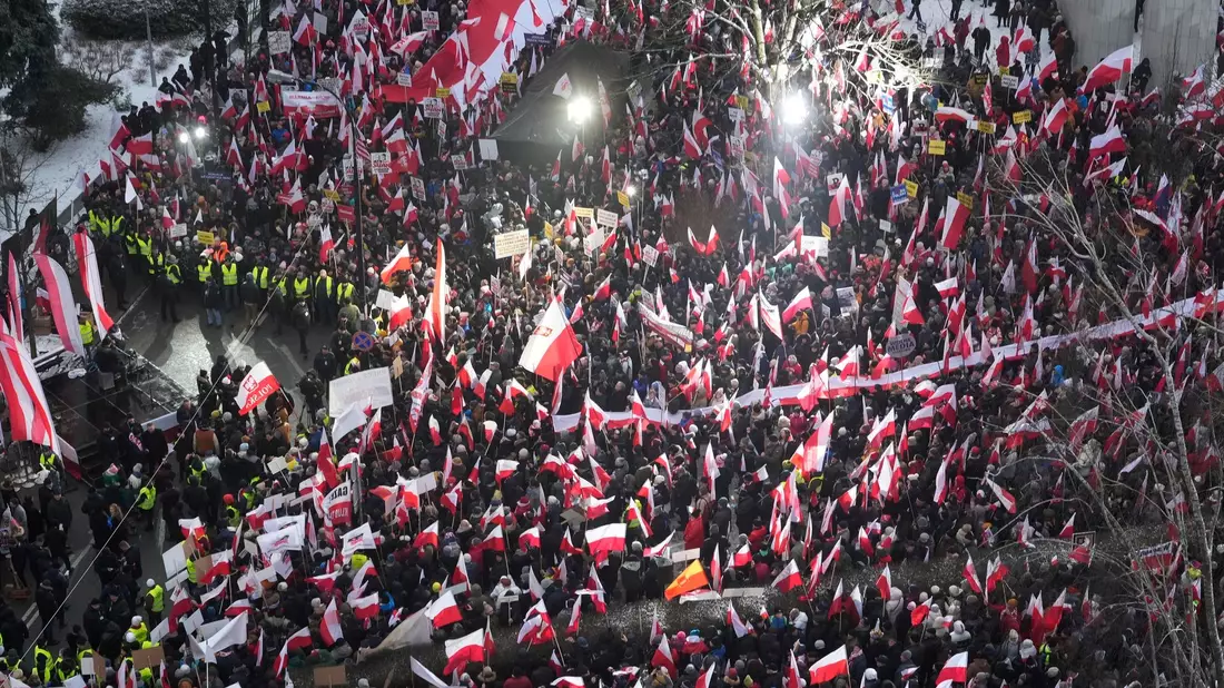«Hier ist Polen, kein Tuskoland»: Protestierende in Warschau. - Bild: Czarek Sokolowski/AP/dpa
