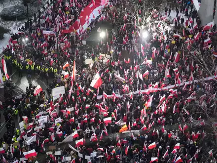 «Hier ist Polen, kein Tuskoland»: Protestierende in Warschau. - Foto: Czarek Sokolowski/AP/dpa