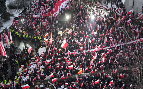 «Hier ist Polen, kein Tuskoland»: Protestierende in Warschau. - Foto: Czarek Sokolowski/AP/dpa
