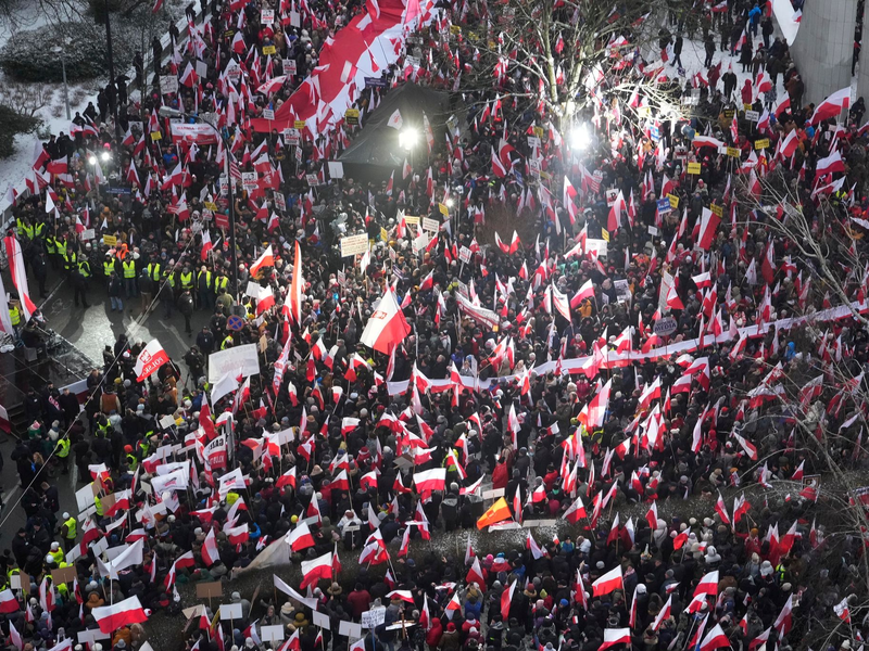 «Hier ist Polen, kein Tuskoland»: Protestierende in Warschau. - Foto: Czarek Sokolowski/AP/dpa