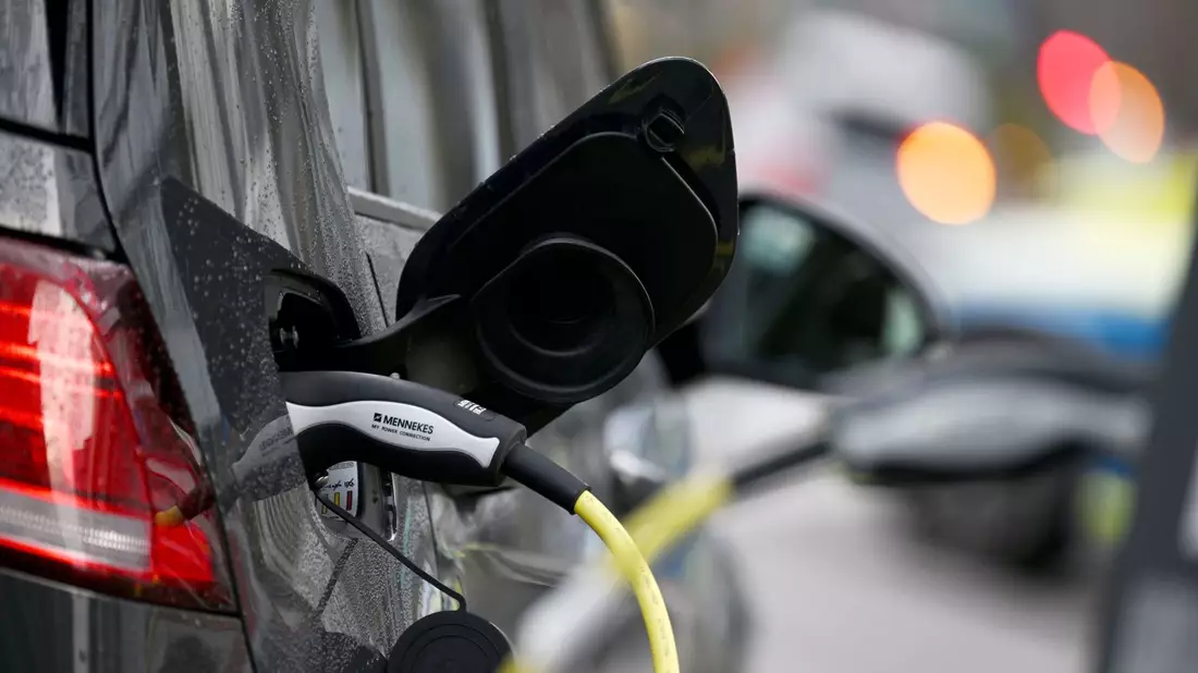 In der eigenen Garage laden ist vergleichsweise einfach. (Archivbild) - Bild: Marijan Murat/dpa