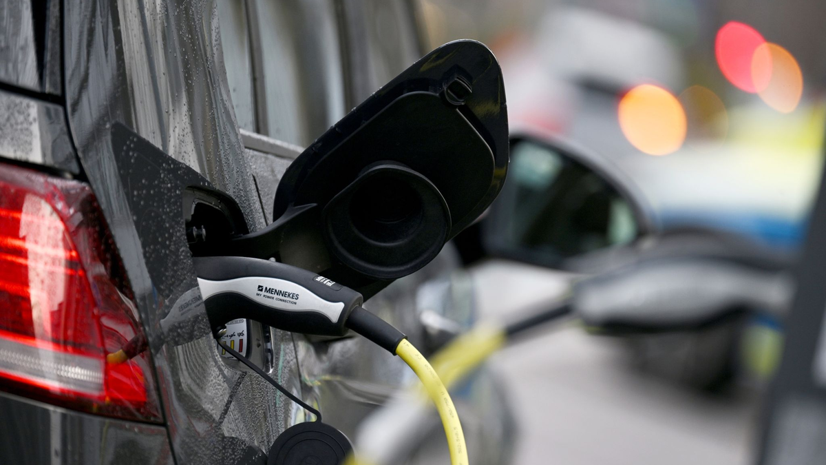 Der US-Autovermieter Hertz will ein Drittel seiner Elektroautos verkaufen.(Symboldbild) - Foto: Marijan Murat/dpa