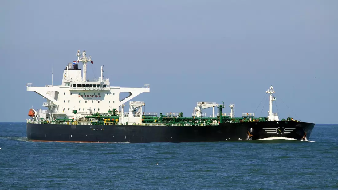 Soll mit erhöhter Geschwindigkeit in Richtung Iran unterwegs gewesen sein: Der Rohöltanker «St. Nikolas». - Bild: Dietmar Hasenpusch/Photo-Productions/dpa