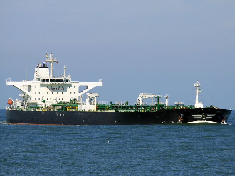 Soll mit erhöhter Geschwindigkeit in Richtung Iran unterwegs gewesen sein: Der Rohöltanker «St. Nikolas». - Foto: Dietmar Hasenpusch/Photo-Productions/dpa