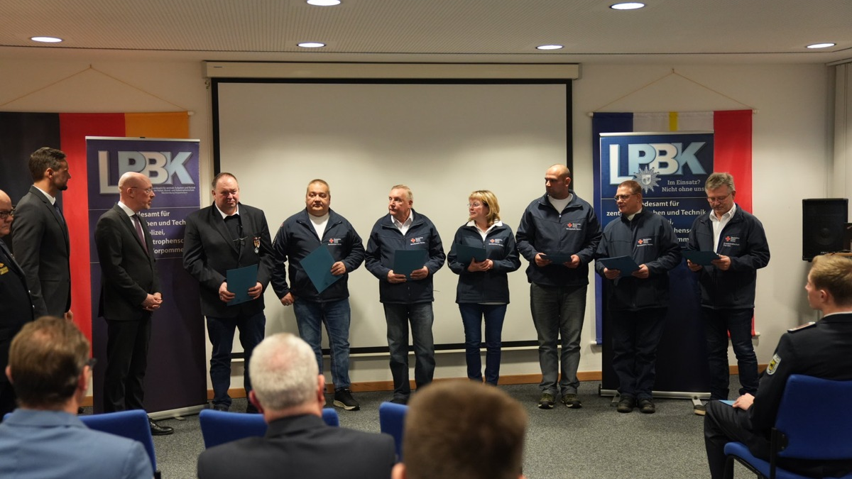 IM-MV: Nach der Flut an der Ahr: Auszeichnung für Einsatzkräfte aus MV - Foto: presseportal.de