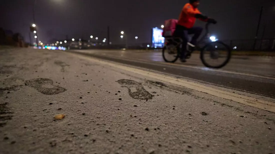 Vorsicht, Rutschgefahr! Auf den Straßen in Berlin und Brandenburg hat sich gefährliche Eisglätte gebildet. - Bild: Jörg Carstensen/dpa