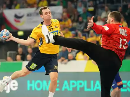 Mit neun Toren der beste Werfer der Schweden beim Sieg gegen Bosnien-Herzegowina: Hampus Wanne (l). - Foto: Uwe Anspach/dpa