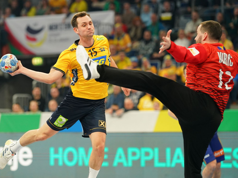 Mit neun Toren der beste Werfer der Schweden beim Sieg gegen Bosnien-Herzegowina: Hampus Wanne (l). - Foto: Uwe Anspach/dpa