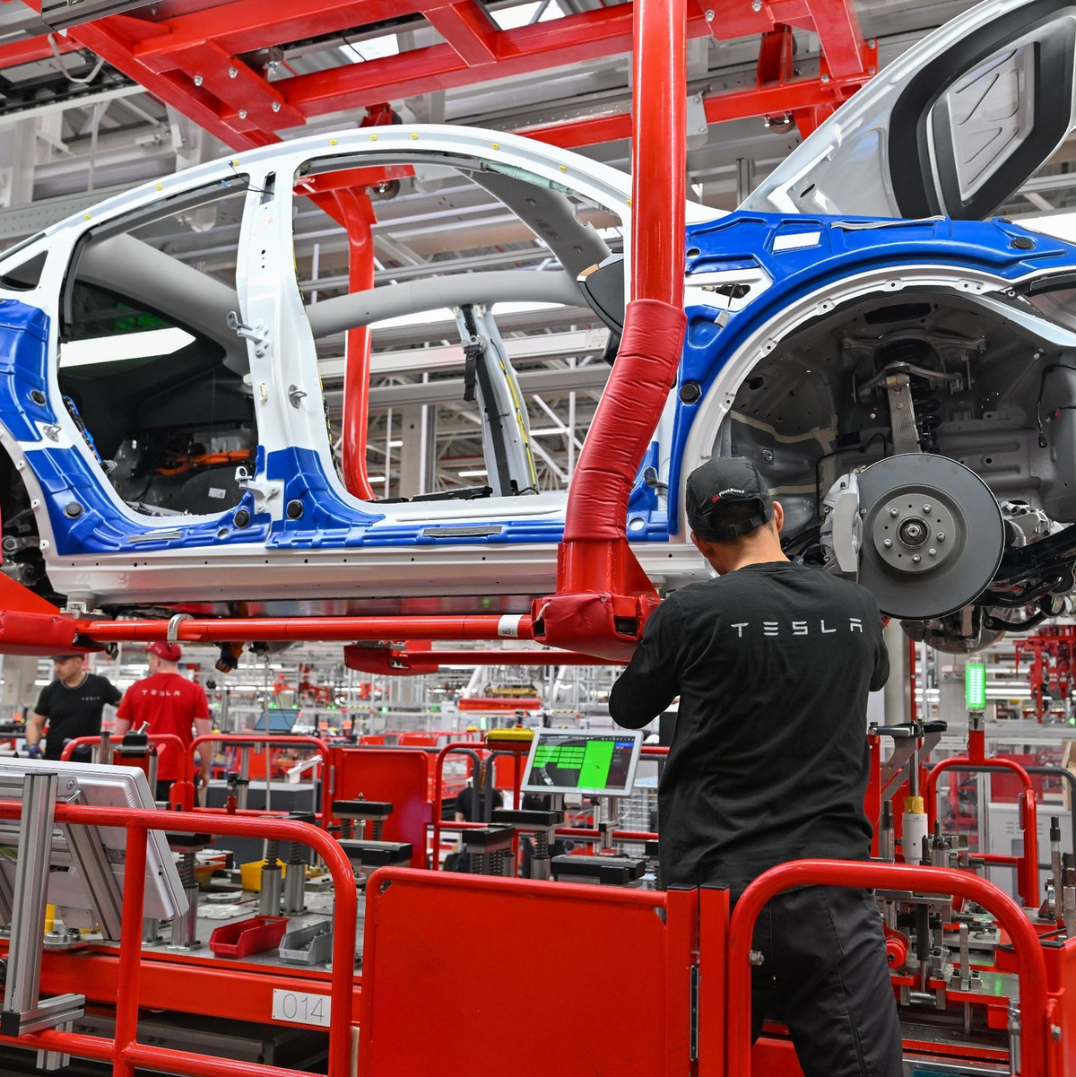 Der Elektroauto-Hersteller Tesla muss die Produktion in Grünheide bei Berlin wegen der Angriffe der jemenitischen Huthi-Rebellen im Roten Meer für rund zwei Wochen weitgehend stoppen. - Foto: Patrick Pleul/dpa