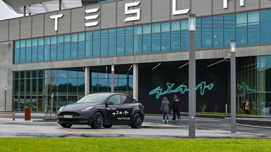 Das Tesla-Werk in Grünheide öffnete im März 2022 und hat nach Angaben des Unternehmens derzeit rund 12.500 Beschäftigte. - Bild: Patrick Pleul/dpa