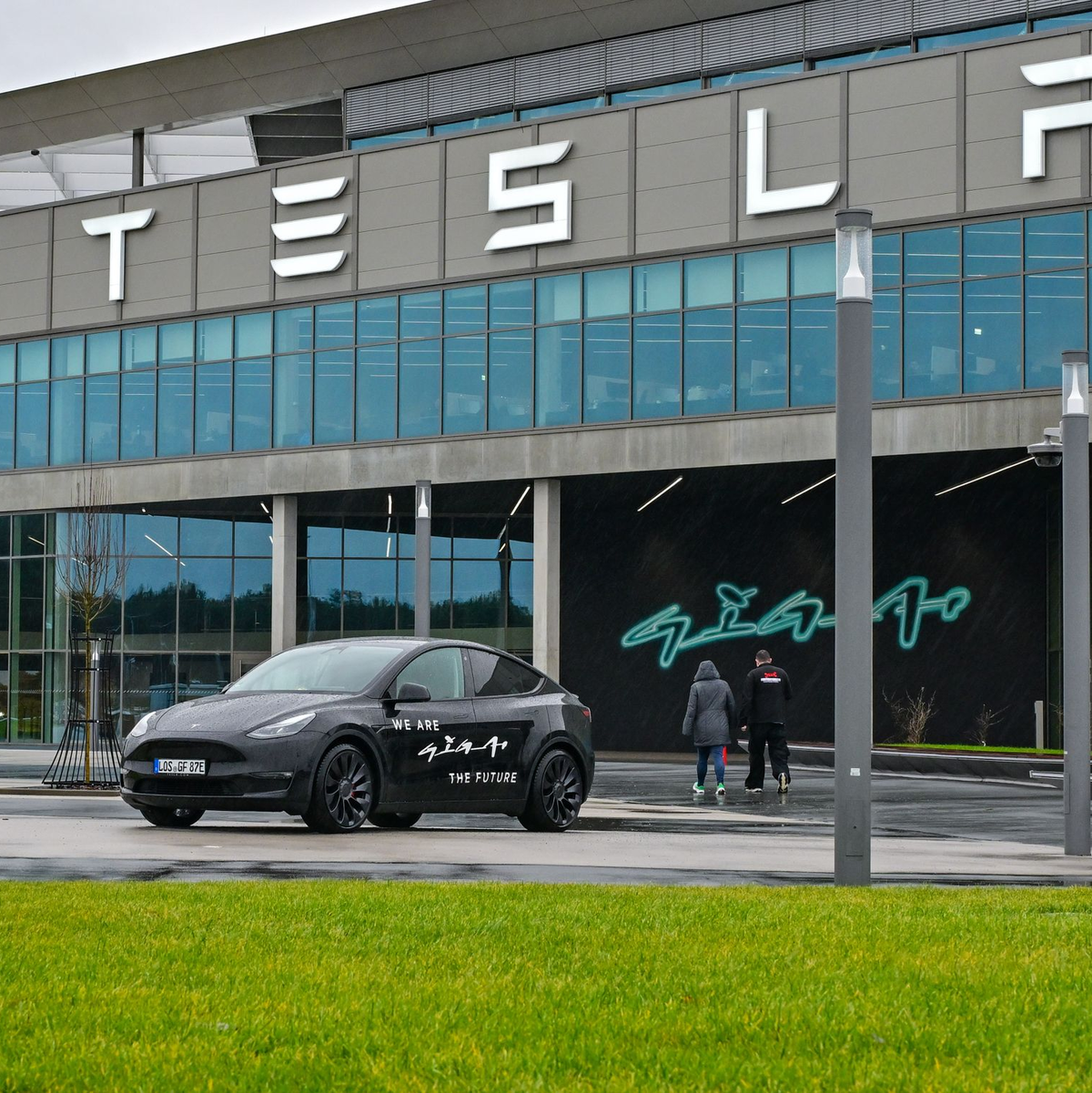 Der Elektroauto-Hersteller Tesla muss die Produktion in Grünheide bei Berlin wegen der Angriffe der jemenitischen Huthi-Rebellen im Roten Meer für rund zwei Wochen weitgehend stoppen. - Foto: Patrick Pleul/dpa