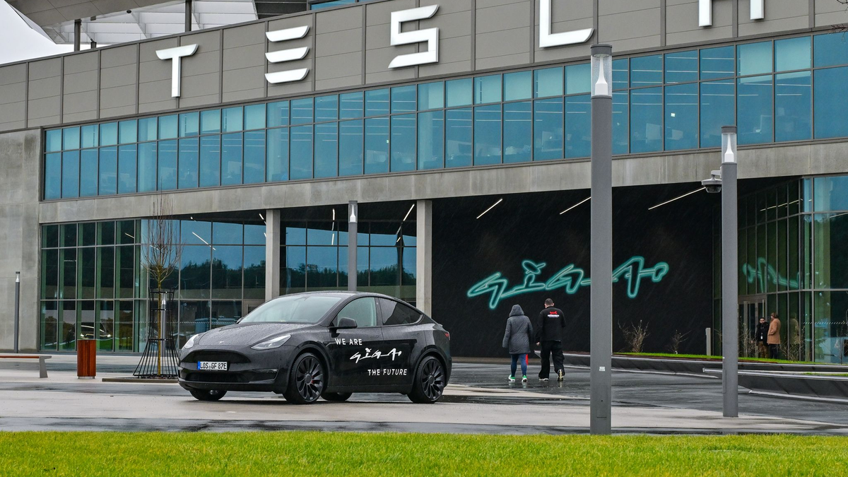 Das Tesla-Werk in Grünheide öffnete im März 2022 und hat nach Angaben des Unternehmens derzeit rund 12.500 Beschäftigte. - Foto: Patrick Pleul/dpa