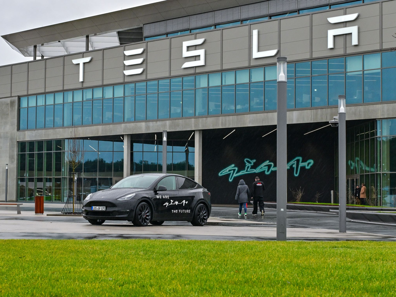 Das Tesla-Werk in Grünheide öffnete im März 2022 und hat nach Angaben des Unternehmens derzeit rund 12.500 Beschäftigte. - Foto: Patrick Pleul/dpa