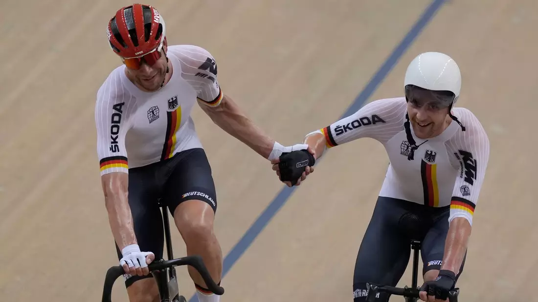 Roger Kluge (l) und Theo Reinhardt gewannen zum dritten Mal in Serie den Madison-EM-Titel. - Bild: Dita Alangkara/AP/dpa/Archivbild