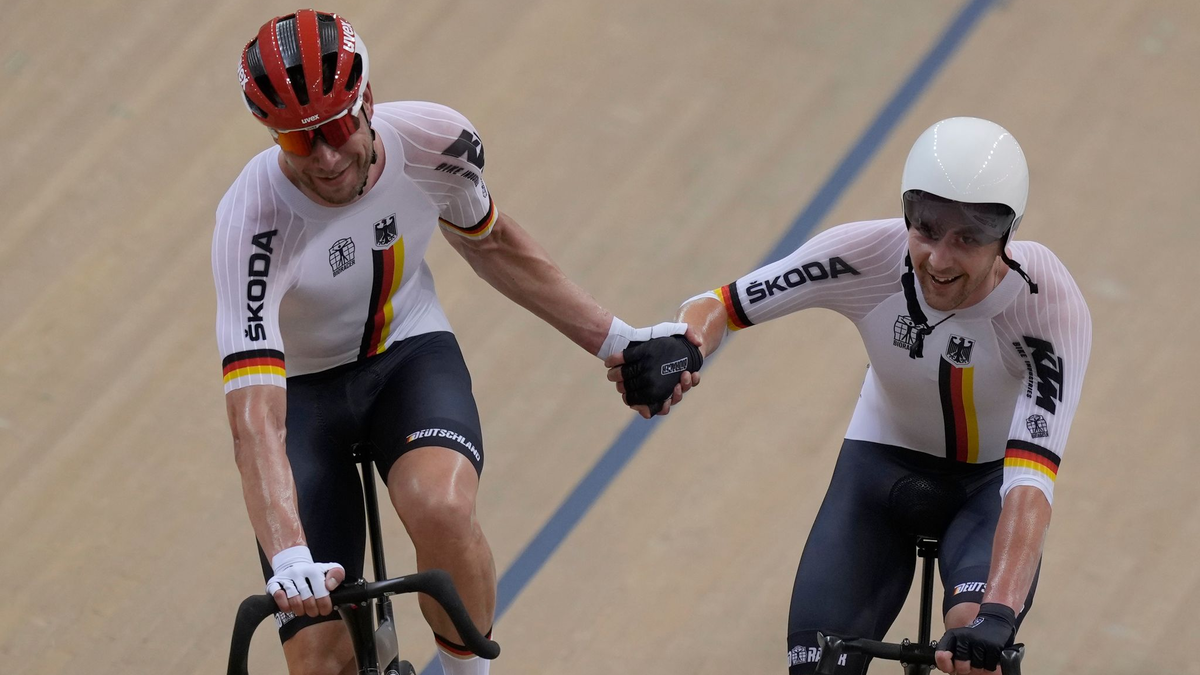 Roger Kluge (l) und Theo Reinhardt gewannen zum dritten Mal in Serie den Madison-EM-Titel. - Foto: Dita Alangkara/AP/dpa/Archivbild