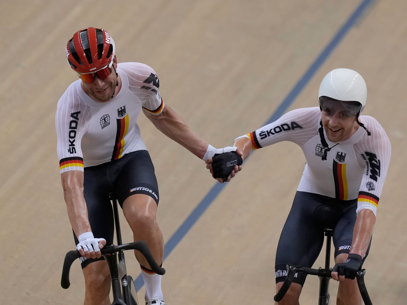 Roger Kluge (l) und Theo Reinhardt gewannen zum dritten Mal in Serie den Madison-EM-Titel. - Foto: Dita Alangkara/AP/dpa/Archivbild