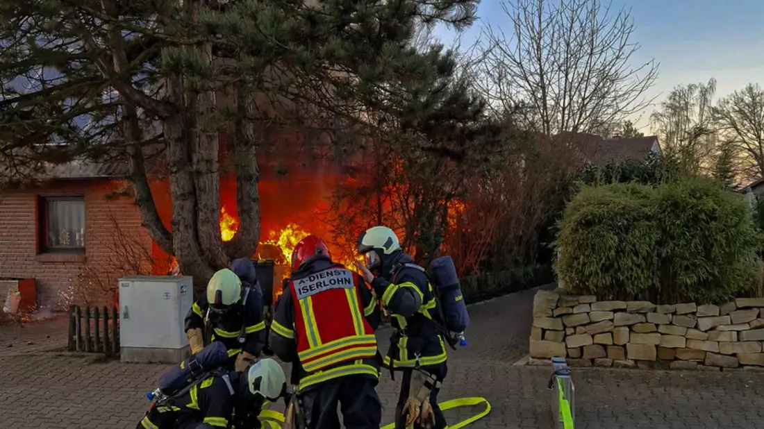 FW-MK: PKW-Brand greift auf Wohnhaus über - Bild: presseportal.de