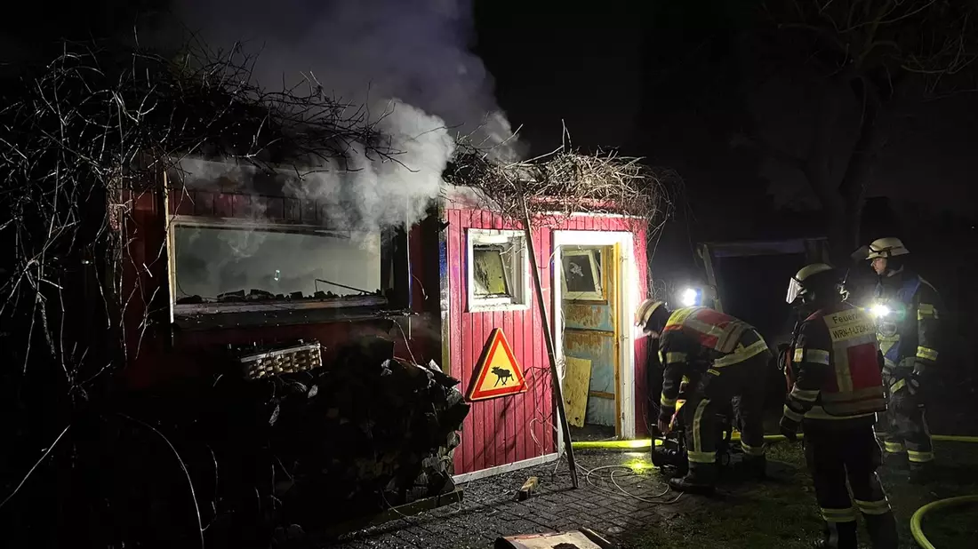 FW-WRN: FEUER_2 - LZ1 - Sauna brennt im Garten - Bild: presseportal.de