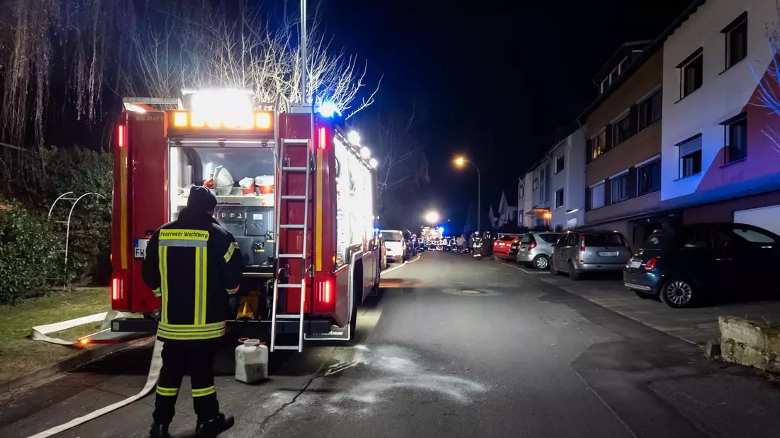 FW Wachtberg: Kaminbrand entwickelt sich schnell zu Dachstuhlbrand in Wachtberg-Niederbachem - Bild: presseportal.de