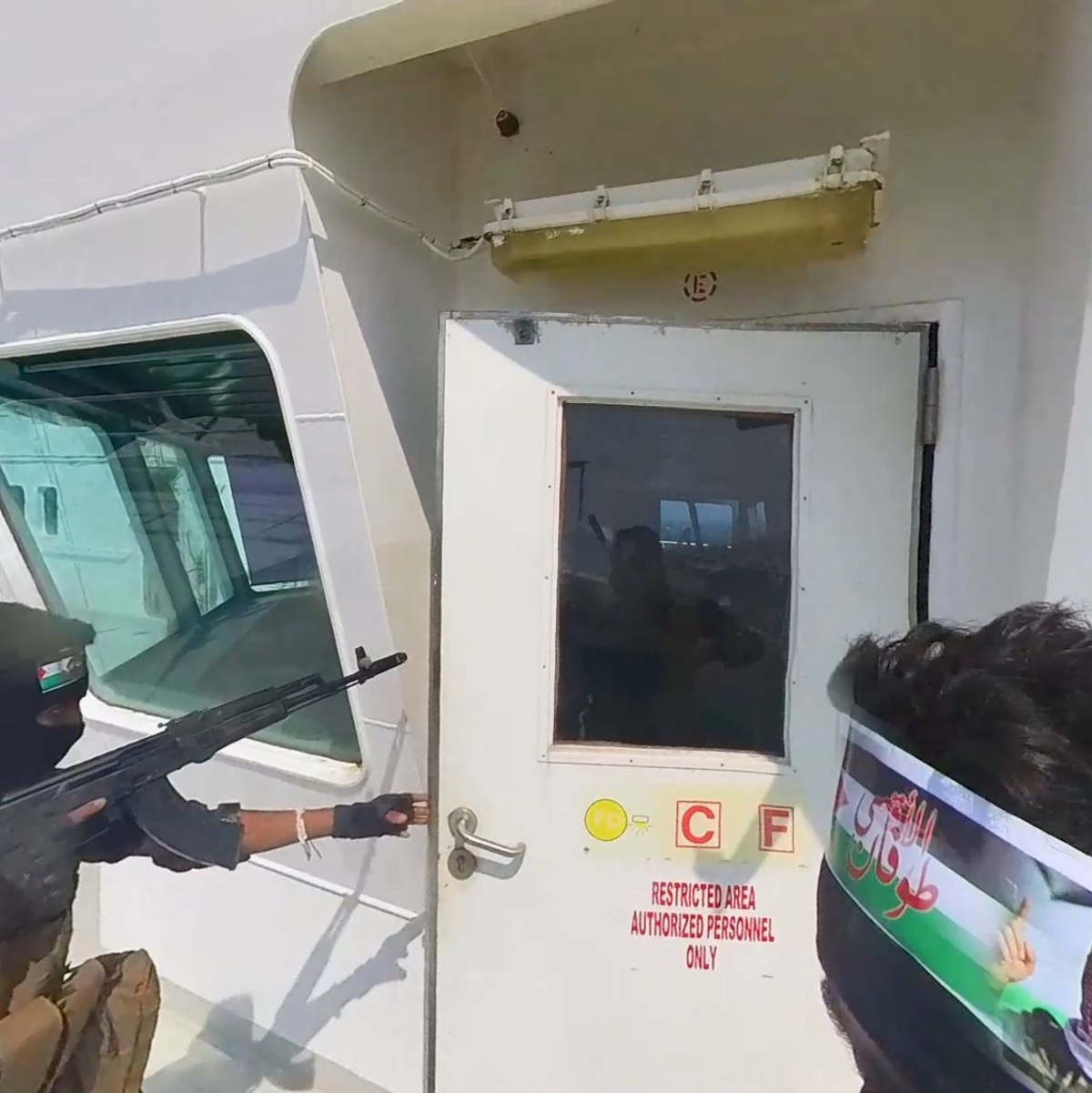 Seit Ausbruch des Gaza-Krieges greifen die Huthi-Rebellen immer wieder Schiffe im Roten Meer an - wie hier das Frachtschiff «Galaxy Leader» im November 2023. Nun haben die USA und Großbritannien Stellungen der Huthi im Jemen angegriffen. Die Rebellen kündigten Rache an. - Foto: ---/Houthi Military Media Center/dpa