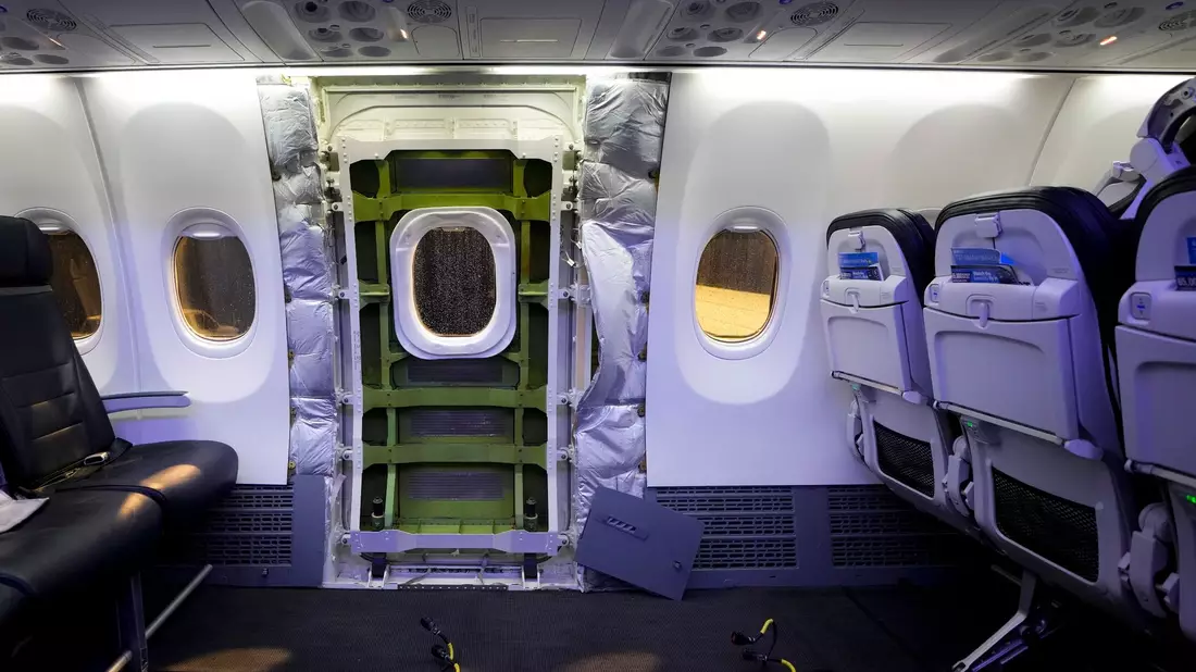 Die Alaska-Airlines-Maschine steht zur Inspektion auf dem Flughafen Seattle-Tacoma. Die FAA hat Boeing zehn Werktage Zeit gegeben, in den Ermittlungen die Situation zu erläutern. - Bild: Lindsey Wasson/AP