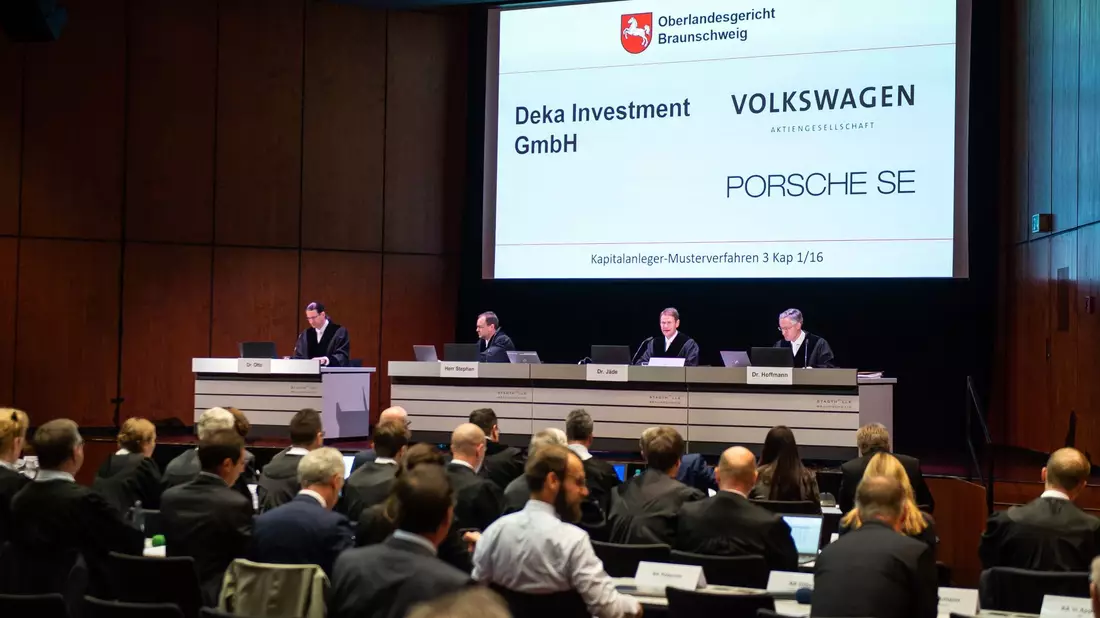 Um die juristische Aufarbeitung der VW-Dieselaffäre wirkt es seit langem ruhig, dabei sind die Verantwortlichkeiten längst nicht geklärt. Jetzt sollen sich mehrere Ex-VW-Chefs zur Affäre äußern (Archivbild). - Bild: Swen Pförtner/dpa