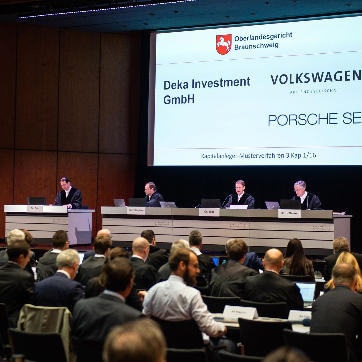 Um die juristische Aufarbeitung der VW-Dieselaffäre wirkt es seit langem ruhig, dabei sind die Verantwortlichkeiten längst nicht geklärt. Jetzt sollen sich mehrere Ex-VW-Chefs zur Affäre äußern (Archivbild). - Foto: Swen Pförtner/dpa