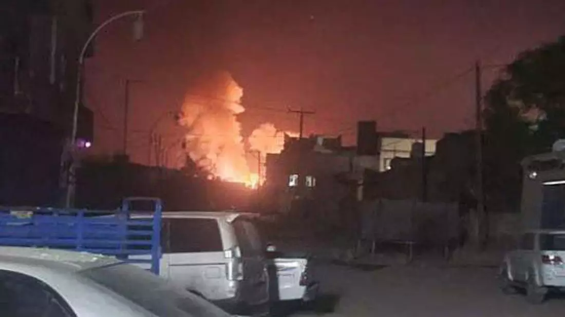 Feuer und Rauch nach einem Luftangriff in der Nähe von Sanaa im Jemen. - Bild: Uncredited/XinHua/dpa