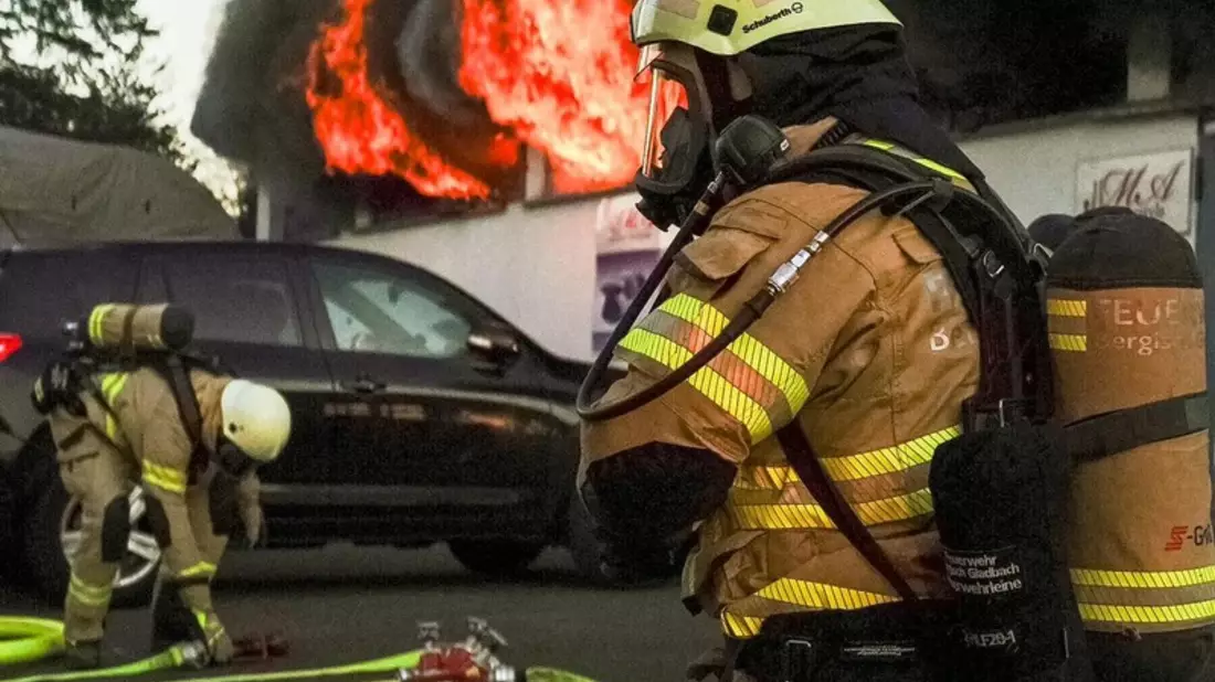 FW-GL: Brand in einer Gewerbehalle in Bergisch Gladbach-Frankenforst - Bild: presseportal.de
