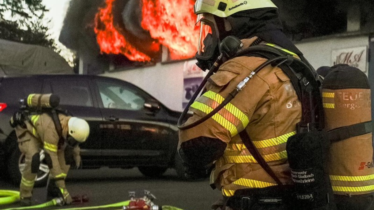 FW-GL: Brand in einer Gewerbehalle in Bergisch Gladbach-Frankenforst - Foto: presseportal.de