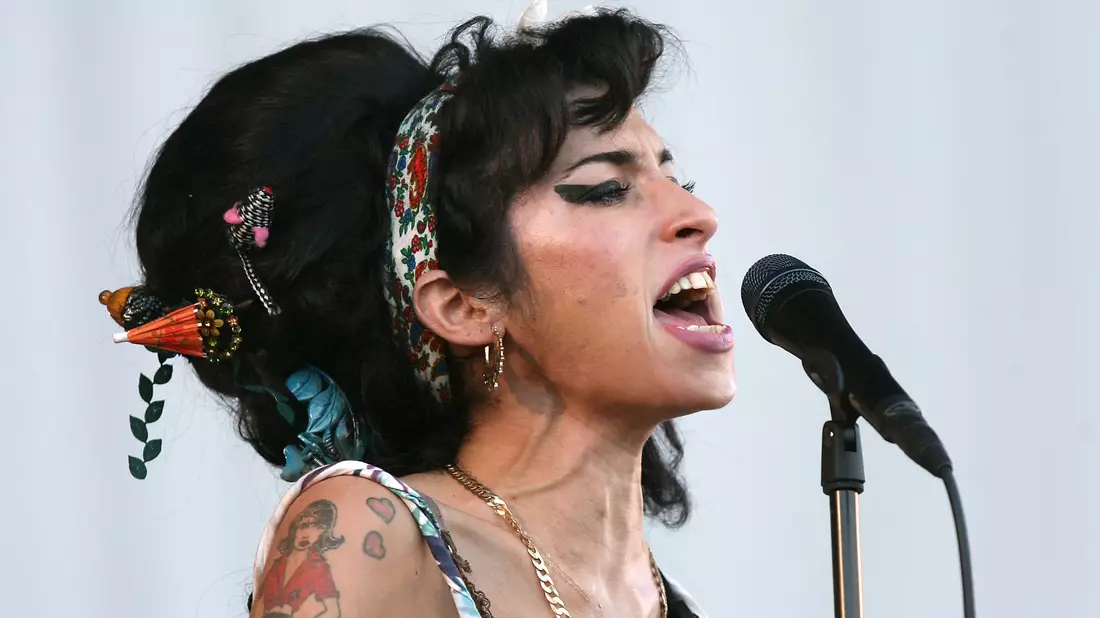 Die britische Sängerin Amy Winehouse 2008 in London. - Bild: Niall Carson/PA Wire/dpa
