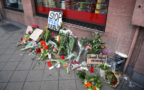 Blumen, Kerzen und Schilder liegen in Mannheim an dem Ort, an dem ein Mann Anfang Mai 2022 nach einer Polizeikontrolle starb. - Foto: René Priebe/PR-Video /dpa Blumen, Kerzen und Schilder liegen in Mannheim an dem Ort, an dem ein Mann Anfang Mai 2022 nach einer Polizeikontrolle starb. - Foto: René Priebe/PR-Video /dpa