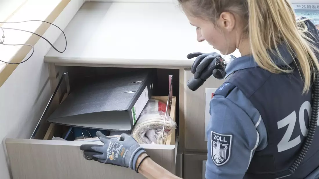 HZA-DU: Einsatz in Tattoo-Studios - Finanzkontrolle Schwarzarbeit (FKS) ermittelt - Bild: presseportal.de