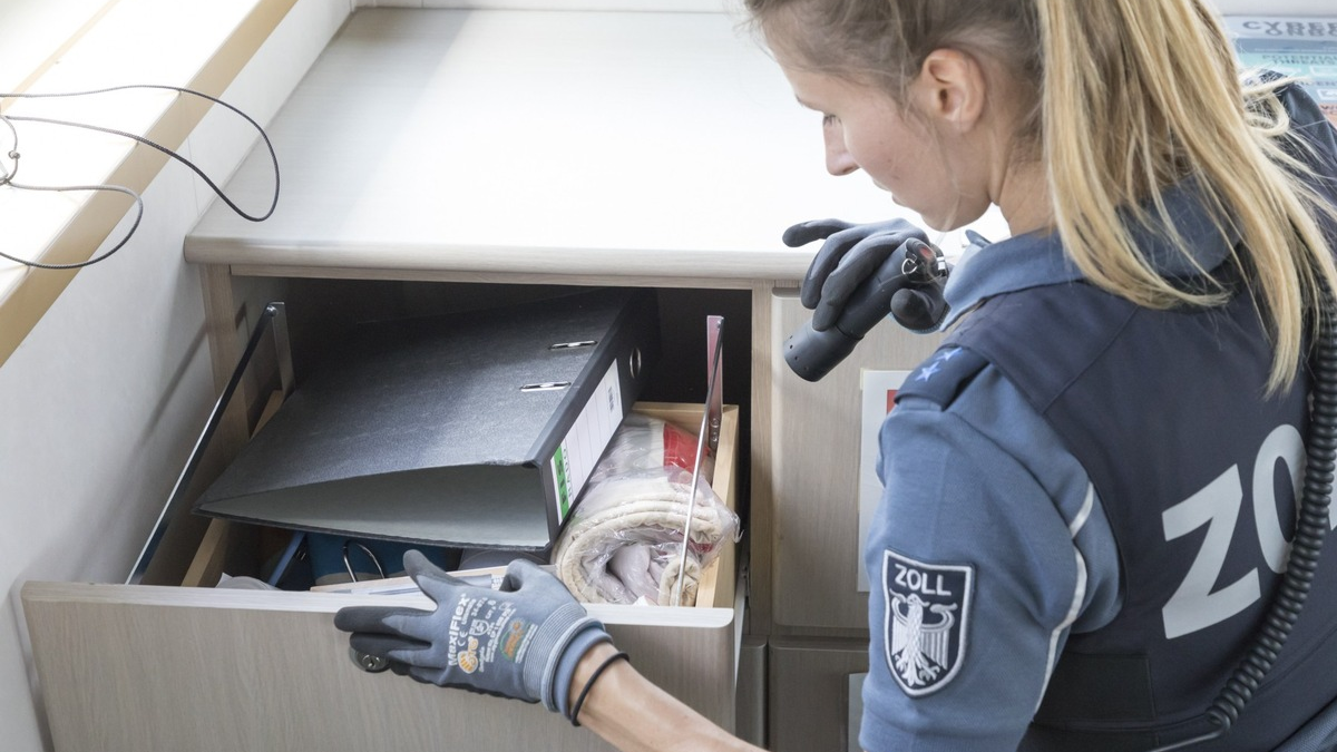 HZA-DU: Einsatz in Tattoo-Studios - Finanzkontrolle Schwarzarbeit (FKS) ermittelt - Foto: presseportal.de