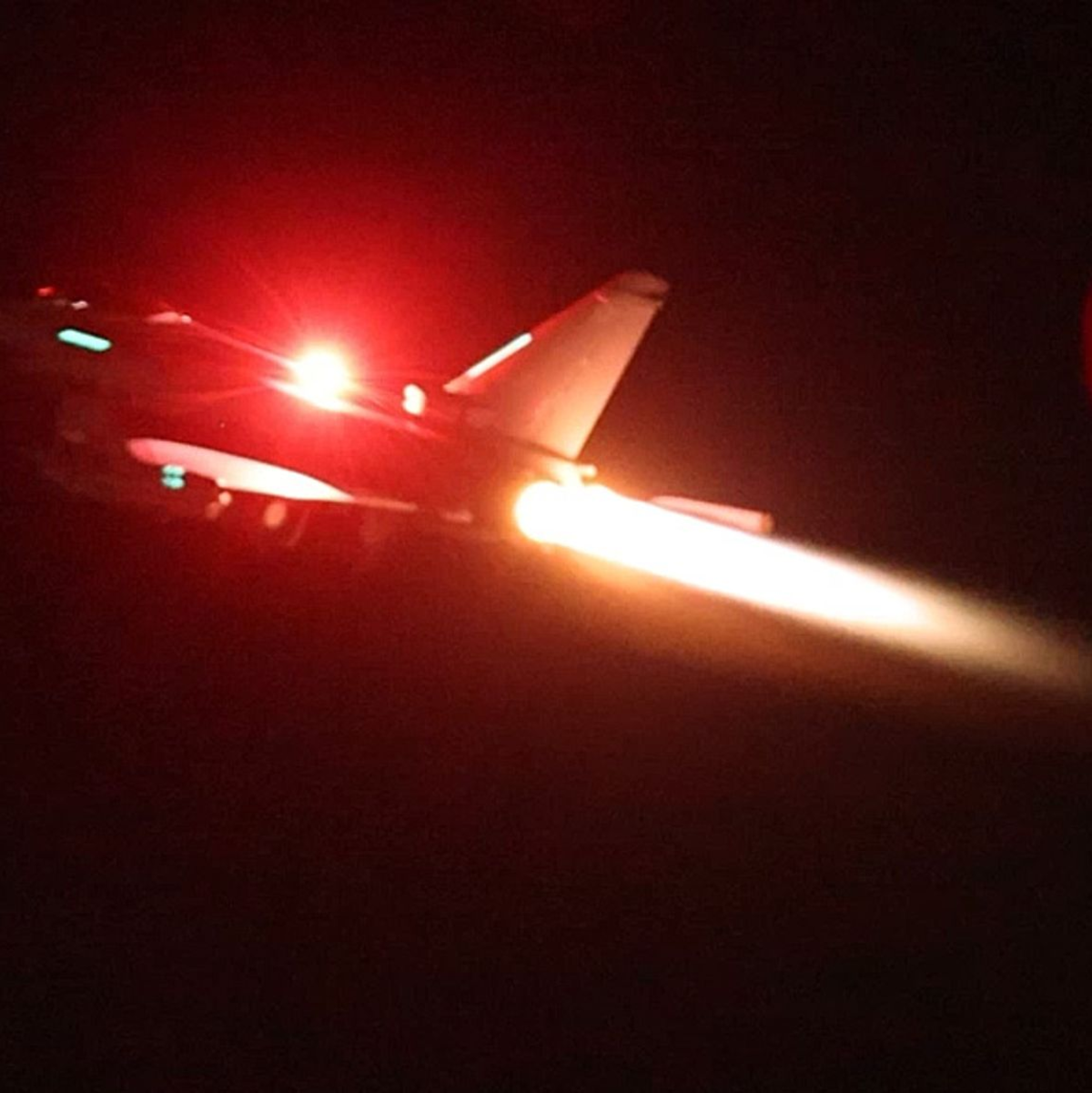 Der Militärschlag sei eine Reaktion auf die «illegalen, gefährlichen und destabilisierenden» Angriffe der Huthi auf Schiffe im Roten Meer und beruhe auf dem Recht der Selbstverteidigung, heißt es in einer Erklärung der Verbündeten. - Foto: Sgt Lee Goddard/Royal Air Force/dpa