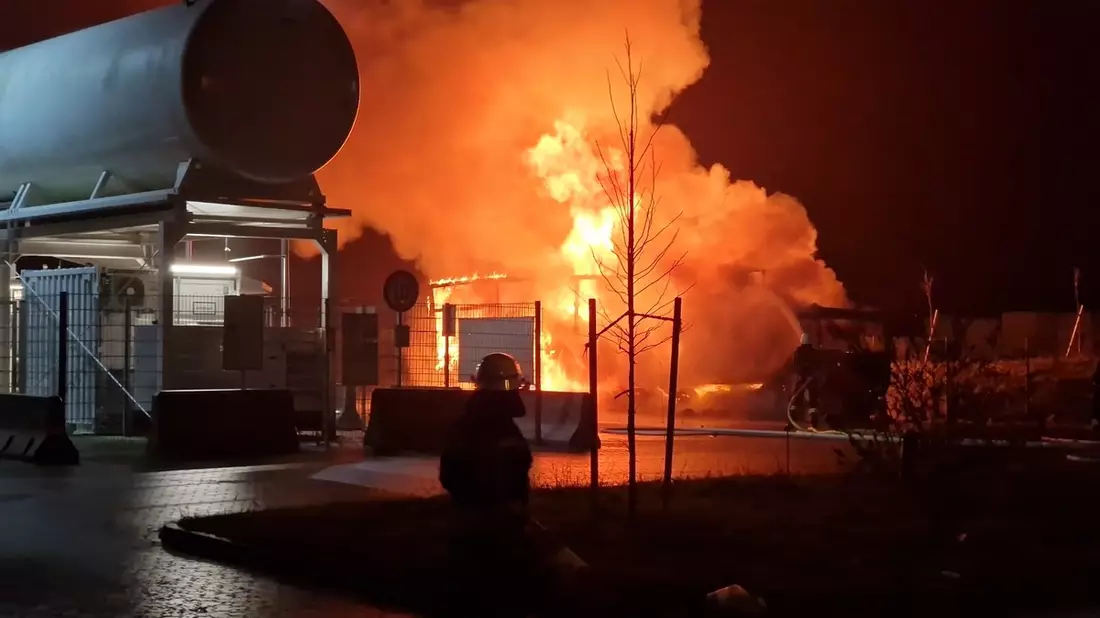 POL-OS: Rieste: LKW geriet in Vollbrand - Brandgeruch weckte schlafenden Fahrer - Bild: presseportal.de