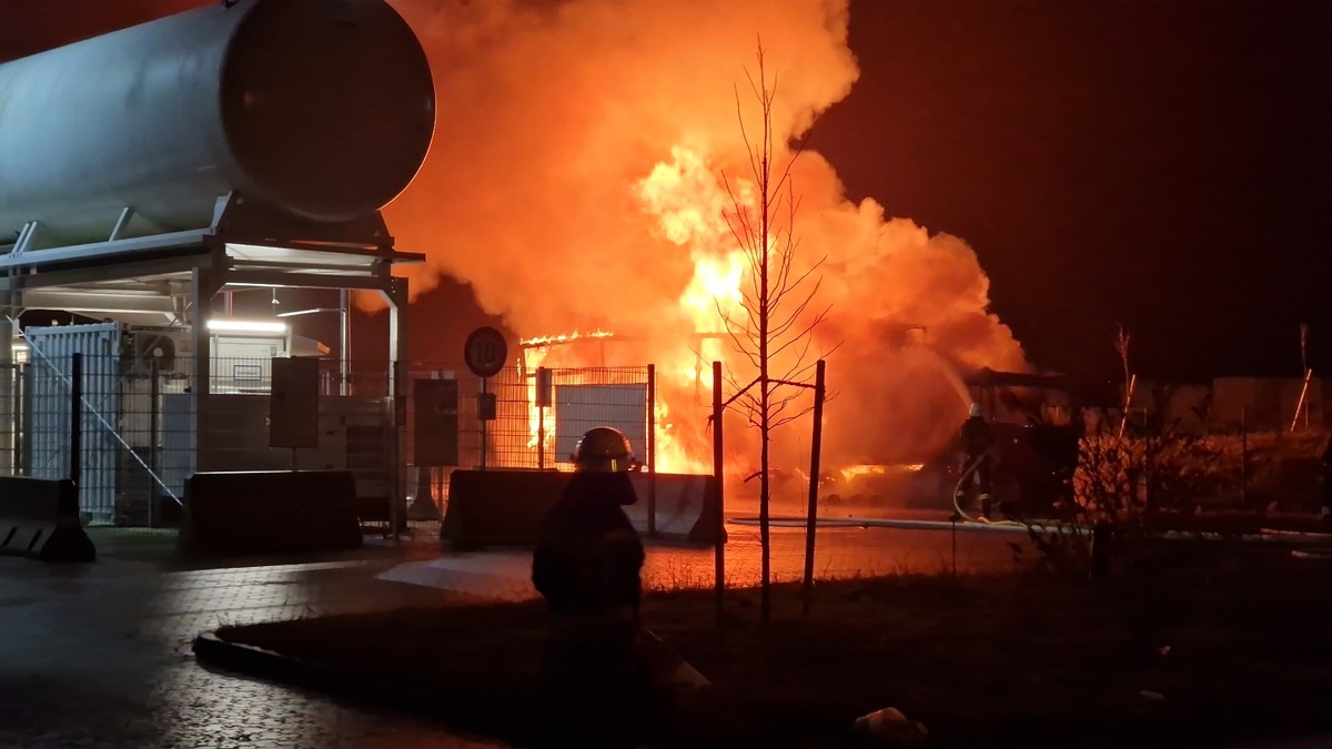 POL-OS: Rieste: LKW geriet in Vollbrand - Brandgeruch weckte schlafenden Fahrer - Foto: presseportal.de